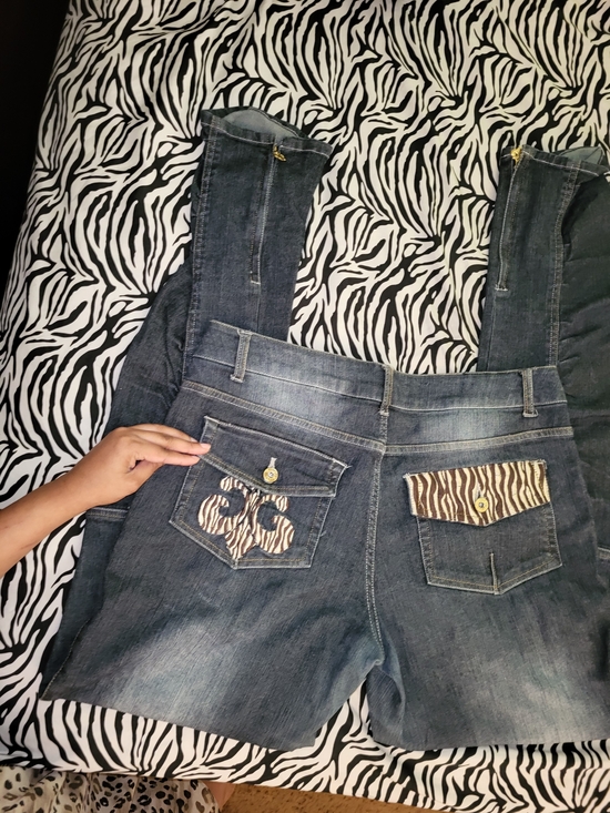 Dereon Denim - Y2K Dereon Denim Jeans with gold hardware and zebra print on back pockets